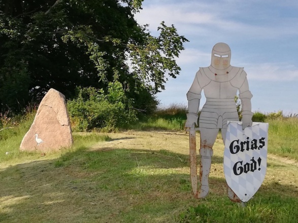 Ritter und Gedenkstein mit Gans