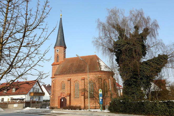 Außenansicht der Kirche St. Anna in Fahrenzhausen