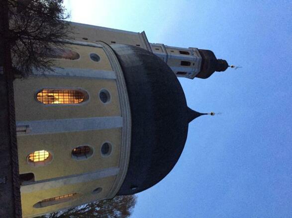 Kirche Johann Baptist/Heilig Kreuz am Wasen im Abendlicht