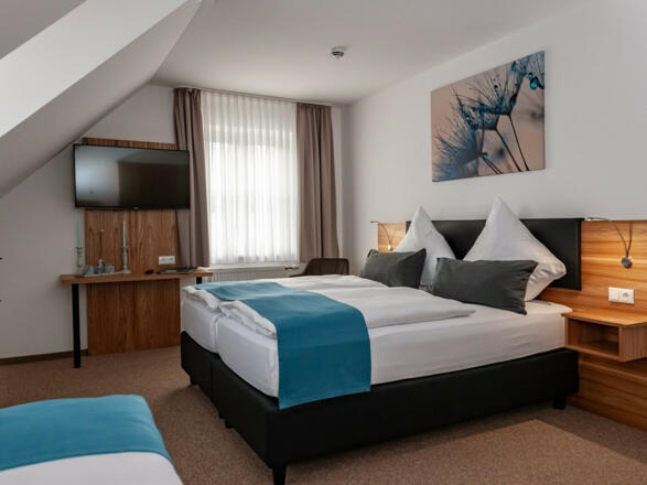 Moderne Zimmer mit Boxspringbett im Gasthaus Drei Tannen