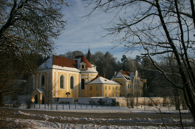 Außenansicht der Wieskirche in Freising im Winter