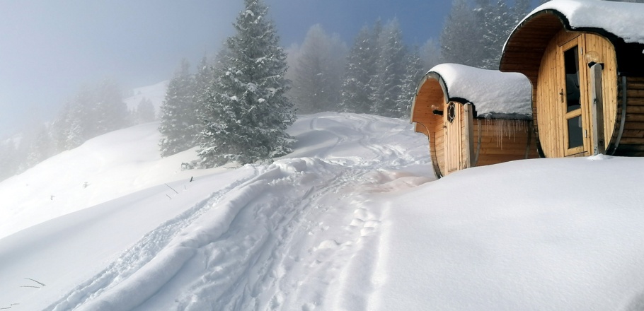 Links vorbei an der Bernhardseck Hütte