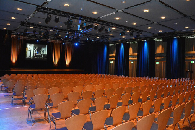 Bühne und Saal in der Luitpdhalle Freising@Sabina Dannoura