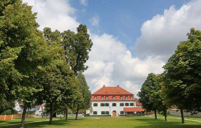 Hofmarkschloss Mauern und Hofgarten mit altem Baumbestand