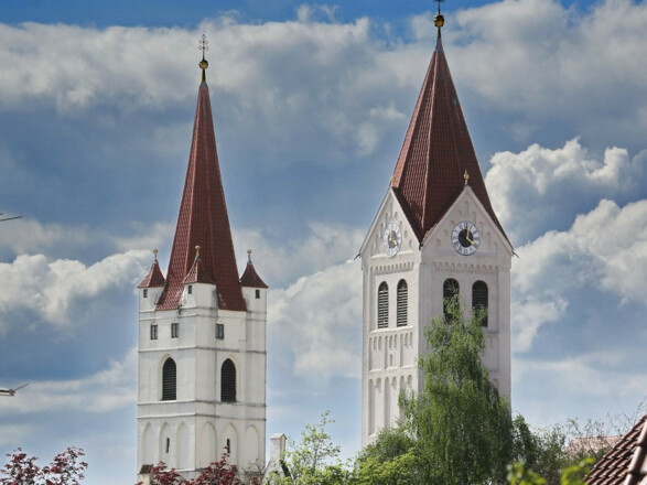 Die zwei Türme des St. Kastulus Münster und der St. Johannes Kirche in Moosburg