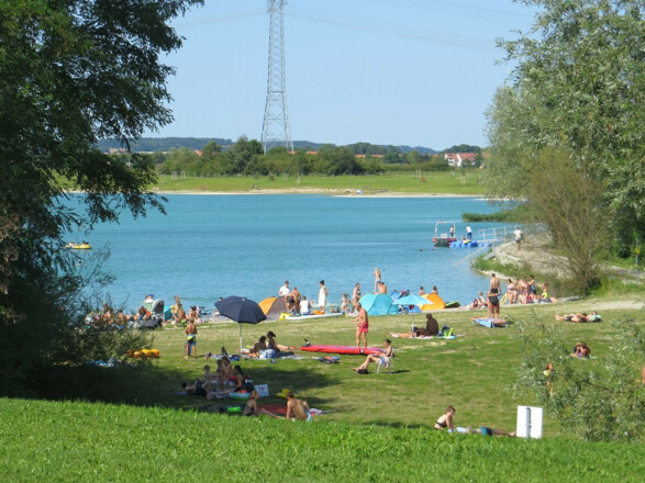 Eching_Hollerner See_Ufer mit Badegästen_web_©Günter Lammel_Gemeindearchiv Eching