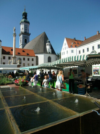 Blick auf die Stadtpfarrkirche St. Georg in Freising mit Marienplatz und Mariensäule