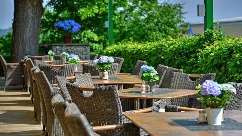 Genuss draußen im Wirtsgarten des Bräustüberls Weihenstephan in Freising