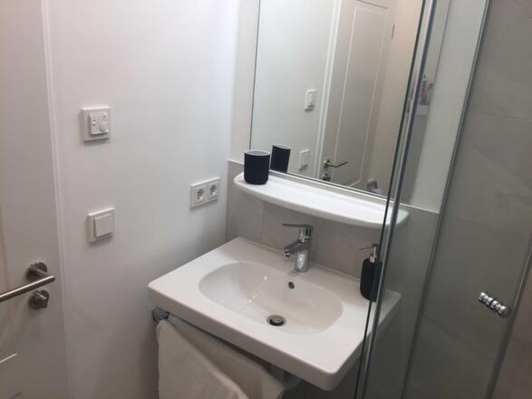 Waschbecken inkl. Handtücher und Fussbodenheizung