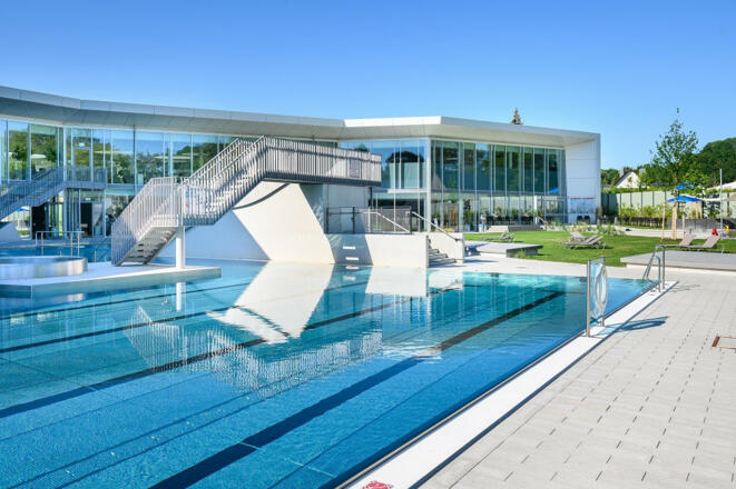 Erlebnisschwimmbad fresch Außenbereich und Liegewiese