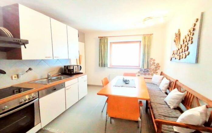 Küchenblock und Esstisch