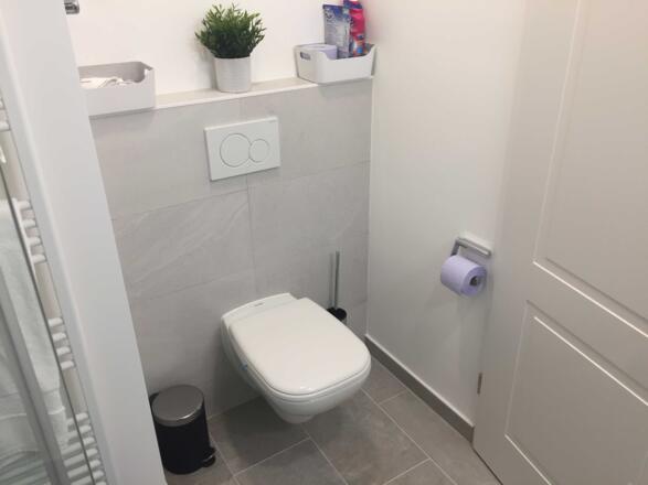 WC mit Handtuchheizkörper und Fussbodenheizung