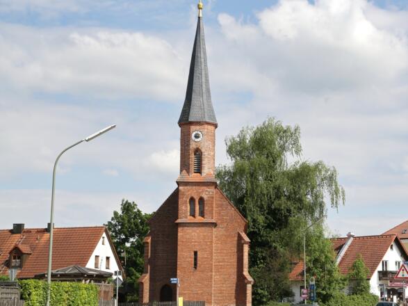 Front mit Kirchenturm der Kirche St. Anna in Fahrenzhausen