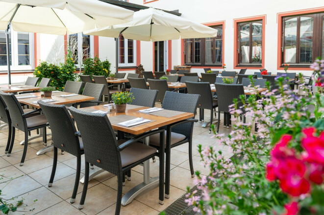 Gemütlicher Außenbereich vom Restaurant im Bayerischen Hof Freising