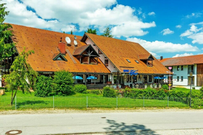 Außenansicht vom Hotel zum Forst bei Kranzberg