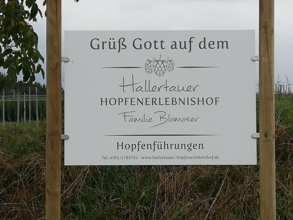 Begrüßungsschild Hallertauer Hopfenerlebnishof Blomoser©Martina Mayer