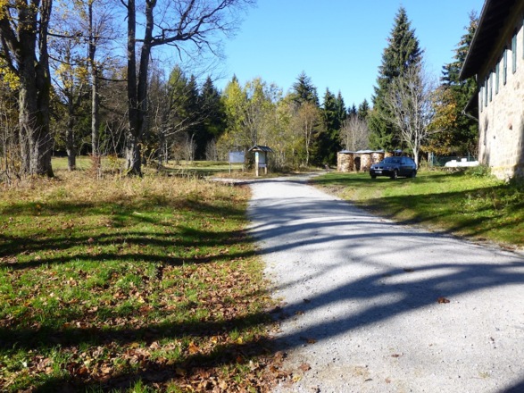 An der Wegkreuzung in Ödwies beim alten Forsthaus