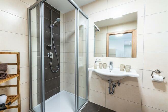 Badezimmer mit Dusche