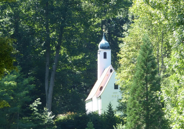 Rückansicht der Waldkirche St. Clement im Weltwald Freising im Kranzberger Forst