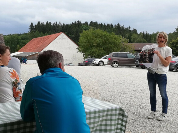 Informationen zum Weg des Hopfens bei einer Gruppenführung©Martina Mayer