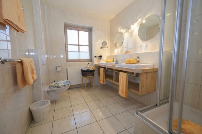 Schönes großes Bad Wohnung Ahorn