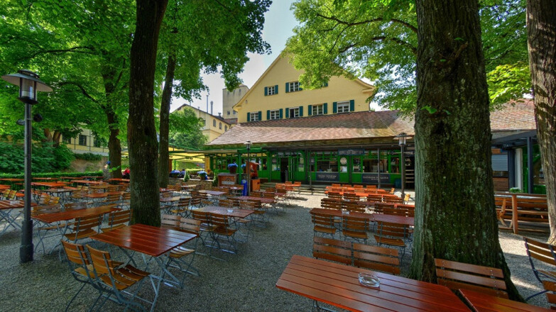 Schattiger Biergarten mit toller Aussicht und Selbstbedienung im Bräustüberl Weihenstephan in Freising