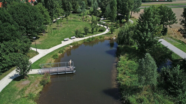 Aussichtsbrücke im Goldachpark in Hallbergmoos