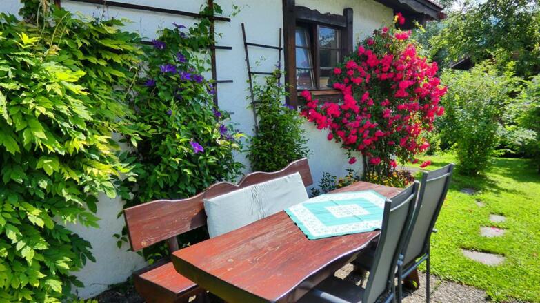 Sitzplatz im Garten - Gästehaus Heinz