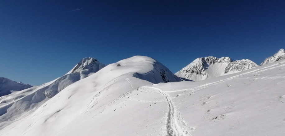 Vor uns die Gipfelkuppe der Mutte, links daneben die Rothornspitze