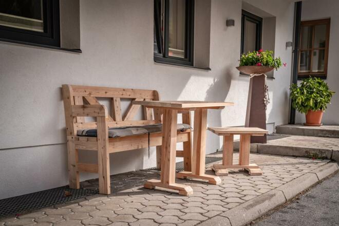 Sitzgelegenheit vor der Tür