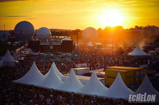 Festivalgelände bei Sonnenuntergang.
