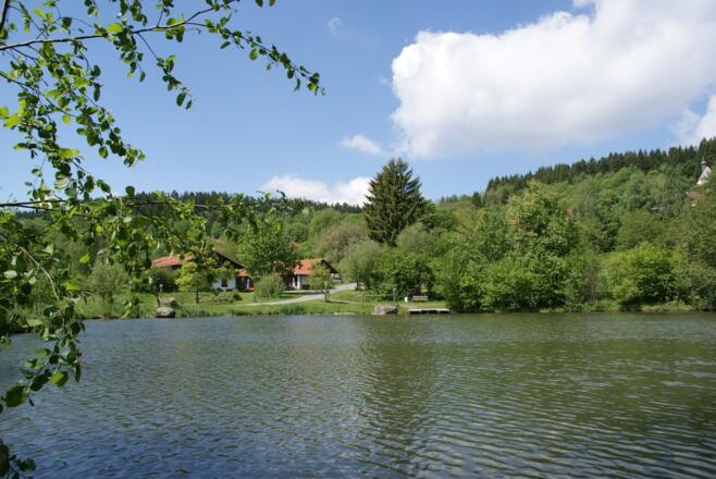 Blick über den Englmarweiher zum Erlebnishof &quot;Alte Mühle&quot;
