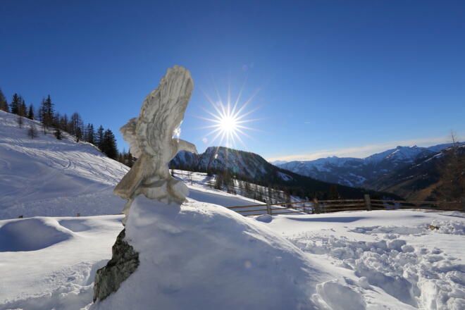 Adlerstatue vor der Loosbühelalm