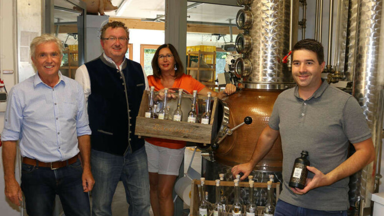 Zwei Generationen eine Leidenschaft für edle Destillate können sich Reinhold Lindermeier Richard Lindermeier Miriam da Silva und Dario Lindermeier begeistern