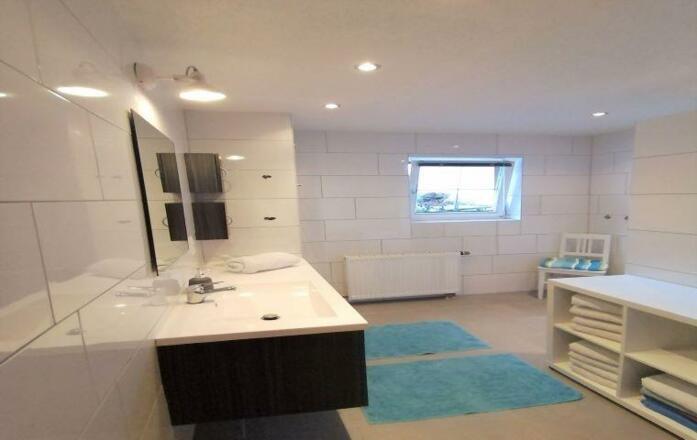 Waschtisch in Dusche