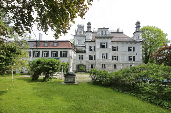 Außenansicht des Auer Schlosses in Au in der Hallertau