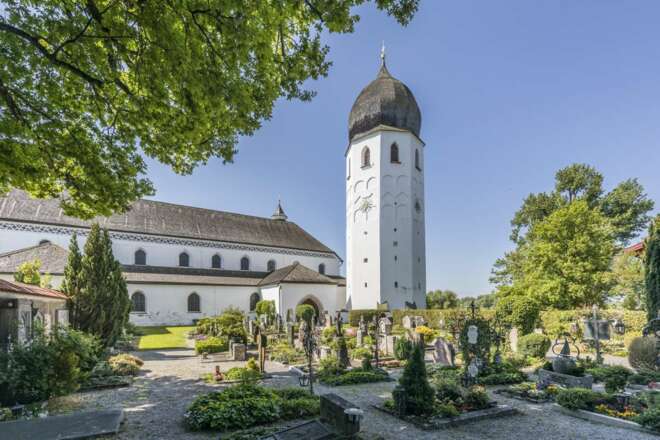 Kloster Frauenwörth mit der von weitem sichtbaren Campanile