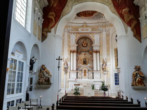 Blick auf den Altar im Inneren der Wieskirche Freising