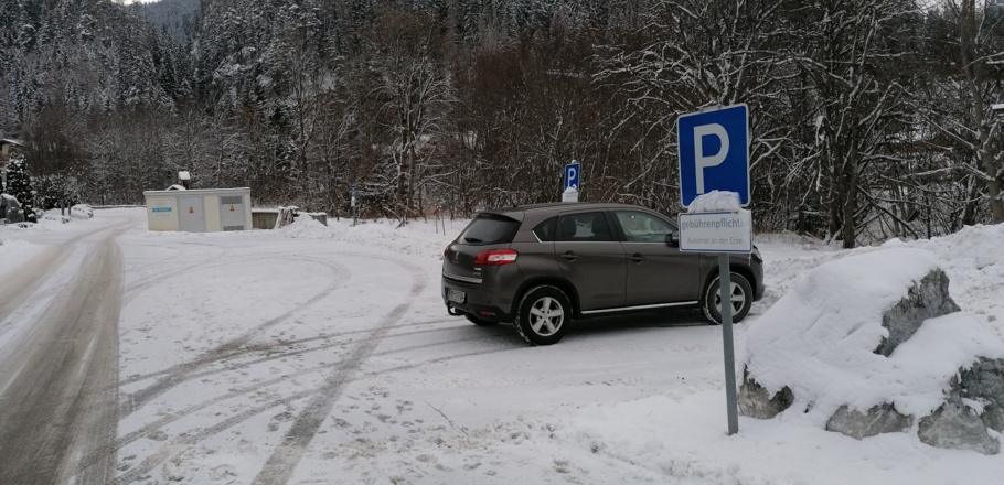 Gebürenpflichtiger Parkplatz neben dem Hotel Alpenrose