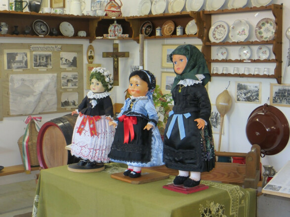 Eching_Bäuerliche Gerätesammlung_Maischer Heimatecke 2 Puppen_web_© Günter Lammel, Gemeinde Eching