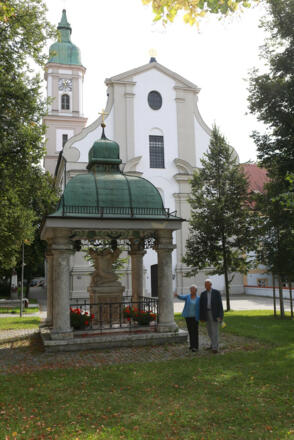 Skulptur im Klostergarten mit Blick auf die Pfarrkirche Neustift