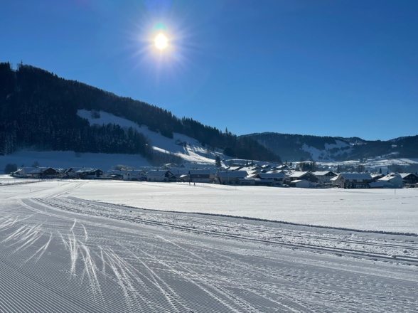 Kalzhofer Loipe mit Blick auf Oberstaufen
