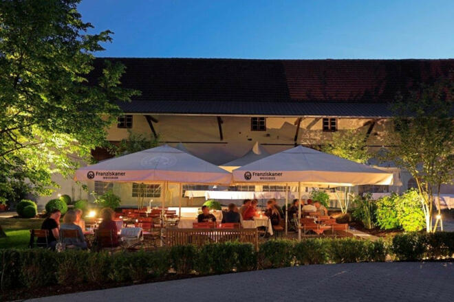 Biergarten vom Hotel Gasthaus Ostermeier in Attenkirchen