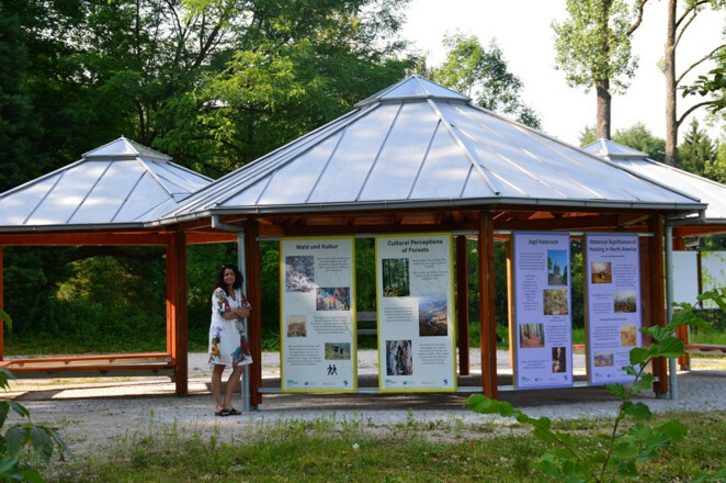Zentralpavillon mit Ausstellung im Weltwald im Kranzberger Forst bei Freising