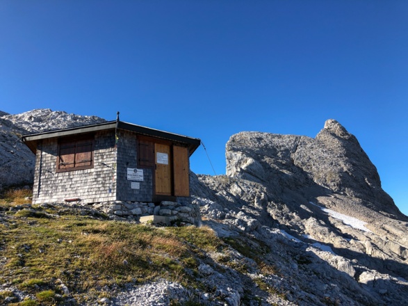 Die Biwakschachtel unterhalb des Wildalmkirchls