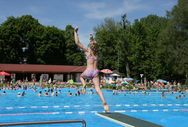 Sprungbrett mit Schwimmerbecken im Freibad Moosburg