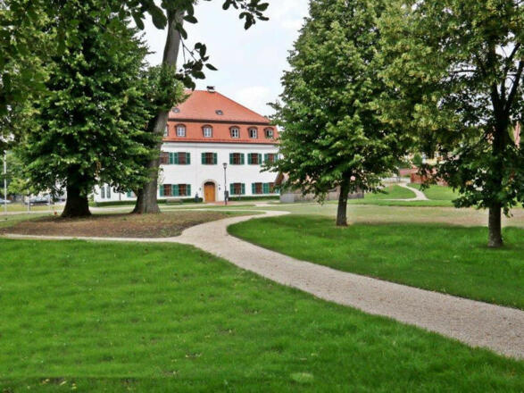 Schlossgarten mit dem Hofmarkschloss Mauern