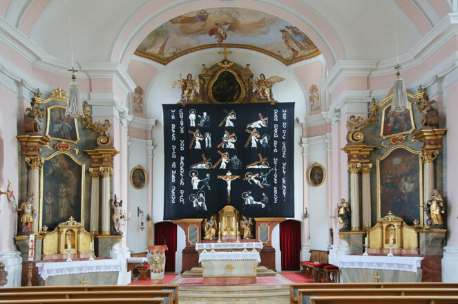 Blick auf den Altar im Inneren der St. Joseph-Kirche in Allershausen