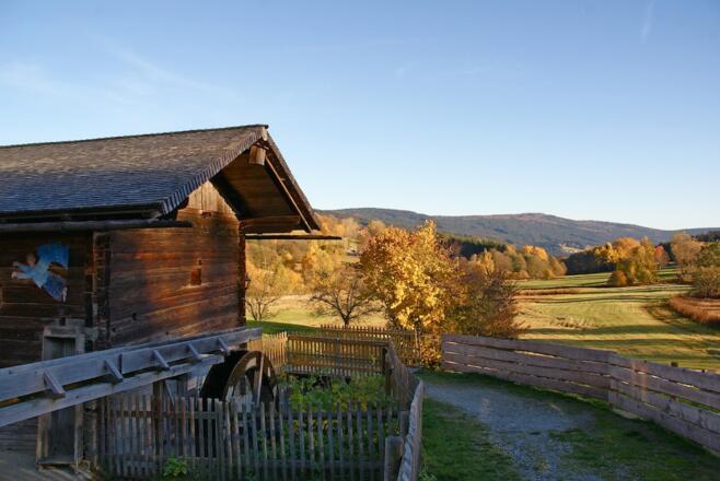 Alte Mühle mit Blick zum Hirschenstein