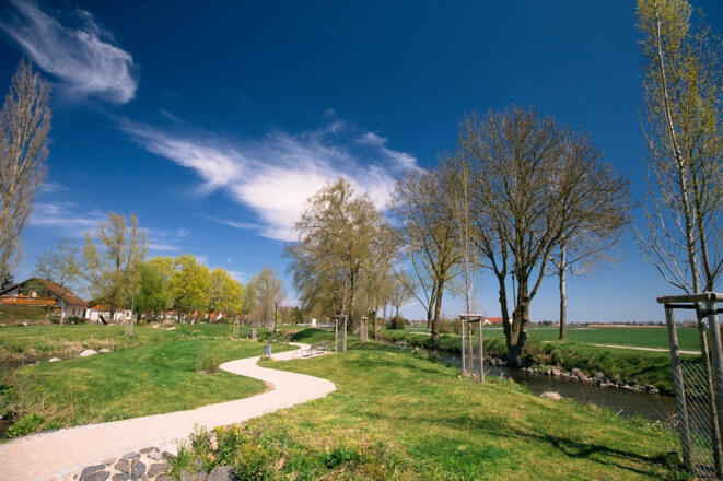 Weg durch den Goldachpark in Hallbergmoos